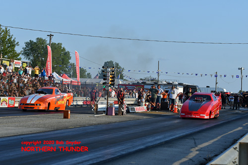 (near lane) Steve Vang - 'Wicked Weekender' vs (far lane) Bill Naves - 'Shooting Star'