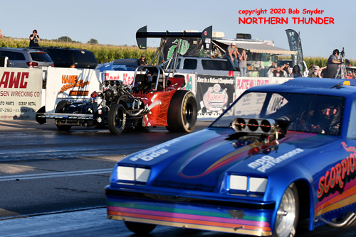 (near lane) Justin Herbst - 'Scorpion' vs (far lane) Dave Gallegos - 'Nitro Clown'